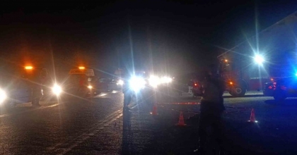 OTOBÜSTEN İNİP YOLUN KARŞISINA GEÇMEYE ÇALIŞAN AİLEYE PANELVAN ÇARPTI: 2 ÖLÜ, 2 YARALI
