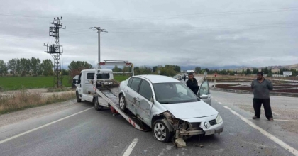 REFÜJE GİREN OTOMOBİL SÜRÜCÜSÜ YARALANDI