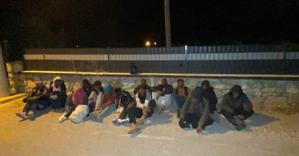 İZMİR’DE 16 DÜZENSİZ GÖÇMEN YAKALANDI
