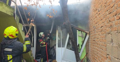 ELEKTRİKLİ BATTANİYE EVİ KÜLE ÇEVİRDİ, YAŞLI ADAM SON ANDA KURTULDU