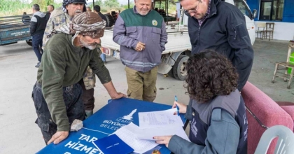 BÜYÜKŞEHİR’DEN YANGINDAN ETKİLENEN ÜRETİCİLERE YEM DESTEĞİ
