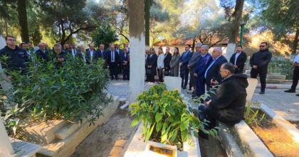 TÜRKİYE’NİN İLK KADIN MUHTARI GÜL ESİN MEZARI BAŞINDA ANILDI