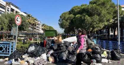 KARŞIYAKA’DA ÇÖP DAĞLARI İNSAN BOYUNA ULAŞTI, VATANDAŞ İSYAN ETTİ

