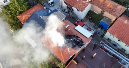 UŞAK’TA TEK KATLI EVİN ÇATISINDA ÇIKAN YANGIN SÖNDÜRÜLDÜ
