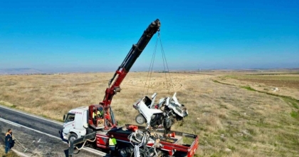 4 KİŞİNİN ÖLDÜĞÜ KAZADA OTOMOBİLLER PARÇALANARAK HURDAYA DÖNDÜ