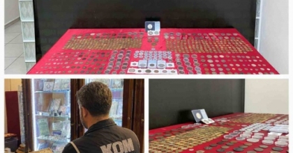 İZMİR’DE İŞ YERİNDE YÜZLERCE SİKKE ELE GEÇİRİLDİ
