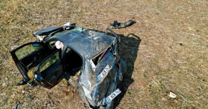 KAĞIT GİBİ EZİLEN OTOMOBİLDEN ŞANS ESERİ YARALI ÇIKTI
