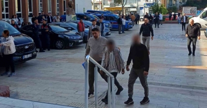 AYDIN’DA POLİSTEN KAÇAN SİLAHLI TEHDİT ŞÜPHELİSİ ADLİYEYE SEVK EDİLDİ
