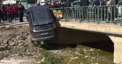 3 ARACIN KARIŞTIĞI KAZADA ARAÇLARDAN BİRİ DEREYE UÇTU
