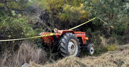 UŞAK’TA TRAKTÖR TARLAYA DEVRİLDİ: 1 ÖLÜ
