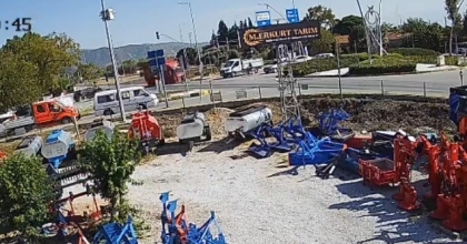 KAMYONETİN ALTINDA KALMAKTAN SON ANDA KURTULDU, O ANLAR KAMERADA
