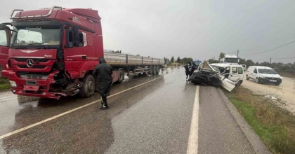 İZMİR’DE TIR İLE KAMYONET ÇARPIŞTI: 1 ÖLÜ 1 YARALI
