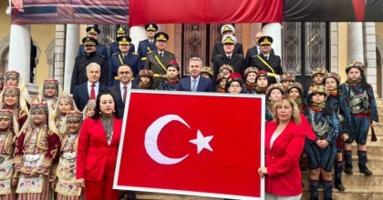 İLMEK İLMEK DOKUNAN TÜRK BAYRAĞI VALİ ELBAN’A TESLİM EDİLDİ
