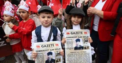 MANİSA’DA ÇOCUKLAR CUMHURİYETİ TARİHİ GAZETELERLE KUTLADI