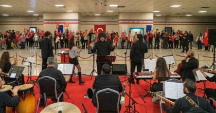 İZMİR METROSU’NU CUMHURİYET COŞKUSU SARDI