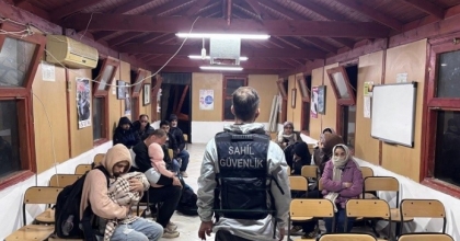 İZMİR AÇIKLARINDA 76 DÜZENSİZ GÖÇMEN YAKALANDI
