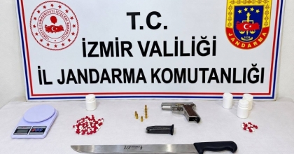 İZMİR’DE UYUŞTURUCU OPERASYONU: 77 HAP ELE GEÇİRİLDİ
