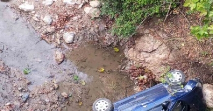 KONTROLDEN ÇIKAN OTOMOBİL DEREYE UÇTU: 3 YARALI
