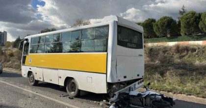 MOTOSİKLET HALK OTOBÜSÜNE ÇARPTI: 1 ÖLÜ, 1 AĞIR YARALI