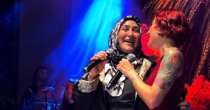 ANNE KIZ BİRLİKTE TÜRKÜ SÖYLEDİ