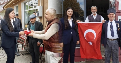 BAKLAN’DA ESNAFA TÜRK BAYRAĞI DAĞITILDI