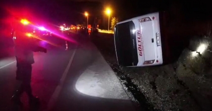 Burdur'da midibüs şarampole devrildi: 1 yaralı