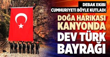 DOĞA HARİKASI KANYONDA DEV TÜRK BAYRAĞI