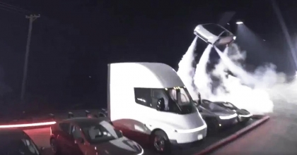 ELON MUSK UÇAN TESLA ROADSTER'I TANITTI