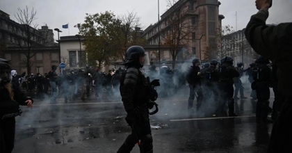 FRANSA'DA PROTESTOLAR BÜYÜDÜ: BİN KİŞİ GÖZALTINA ALINDI