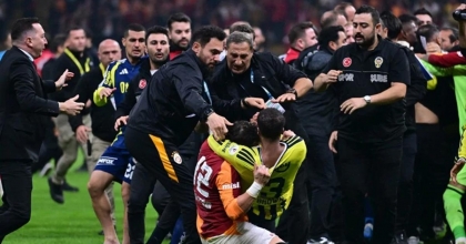 GALATASARAY-FENERBAHÇE DERBİSİNDE TEKME TOKAT KAVGA