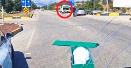 ISPARTA'DA CENAZE ARAÇTAN YOLA DÜŞTÜ