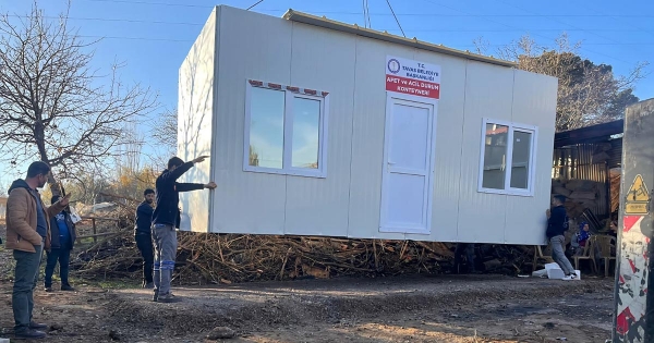 TAVAS BELEDİYESİ'NDEN YANGINDA EVİ KÜL OLAN AİLEYE KONTEYNER EV DESTEĞİ