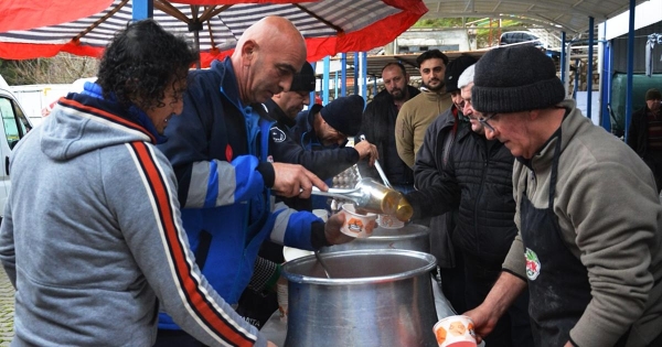 BUZ GİBİ SOĞUKTA SICAK ÇORBA İKRAMI