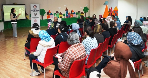 DENİZLİ'DE ANNELERE BAĞIMLILIK VE AFET BİLİNCİ SEMİNERİ