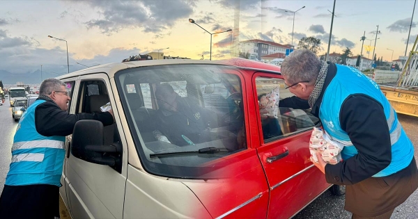 YOLDA KALANLARA İFTARLIK YETİŞTİRDİLER