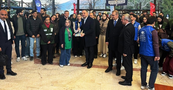 DR. EMİNOĞLU ÜNİVERSİTEDE GENÇLERLE BULUŞTU