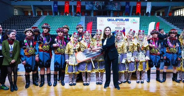 HALK OYUNLARI EKİPLERİ AYAKTA ALKIŞLANDI