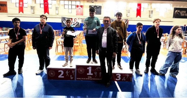 ÇAL’DA 23 NİSAN SATRANÇ TURNUVASI DÜZENLENDİ