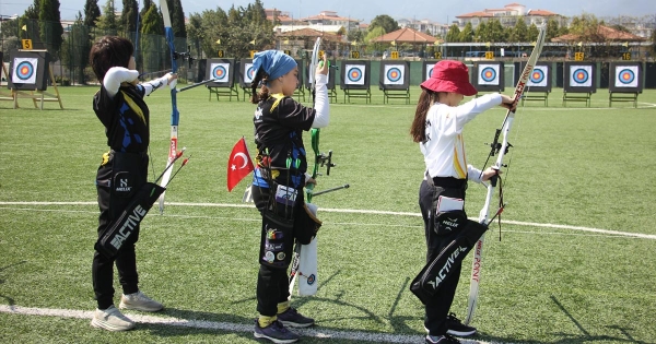 DENİZLİ’DE MİNİK OKÇULAR 23 NİSAN İÇİN YARIŞTI