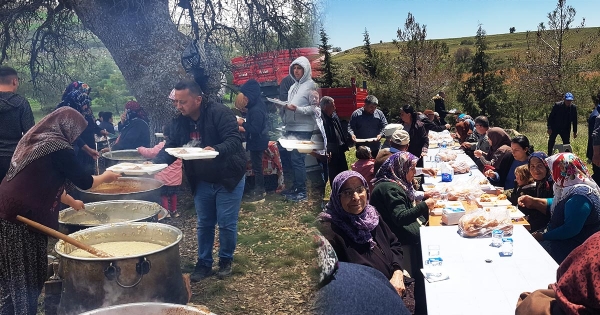 ÇİVRİL'İN SINIR KÖYÜNDE ASIRLIK GELENEK YAŞATILIYOR