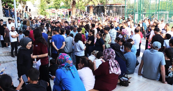 ÖĞRENCİLER SINAVDA, VELİLER DIŞARIDA TER DÖKTÜ