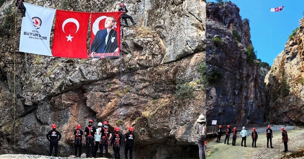 ACIPAYAM KANYONU’NDA DEV TÜRK BAYRAĞI