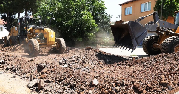 TAVAS’TA İKİ MAHALLEDE YOL MESAİSİ