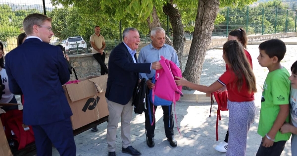 HONAZ’DA İLKOKUL ÖĞRENCİLERİNE ÇANTA DESTEĞİ