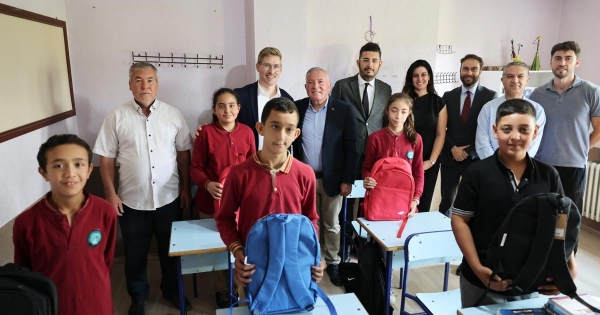 HONAZ'DA OKUL ÇANTALARI ÖĞRENCİLERE ULAŞIYOR