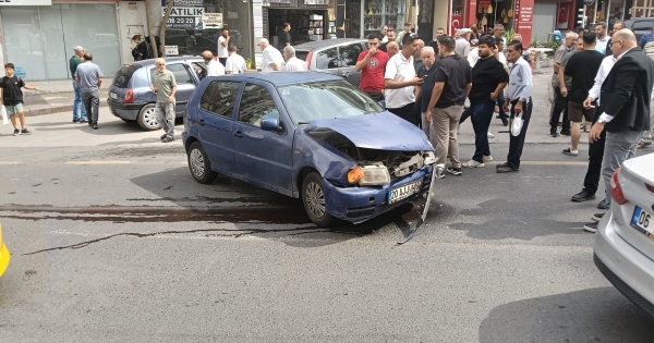 LİSE CADDESİ’NDE KAZA: AKÜ BAŞLARINI SÖKTÜLER