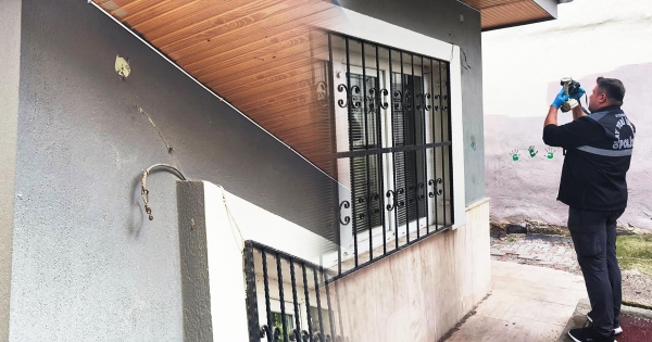 MUHTARLIĞIN KAMERASINI SÖKÜP BAHÇEYE ATTILAR