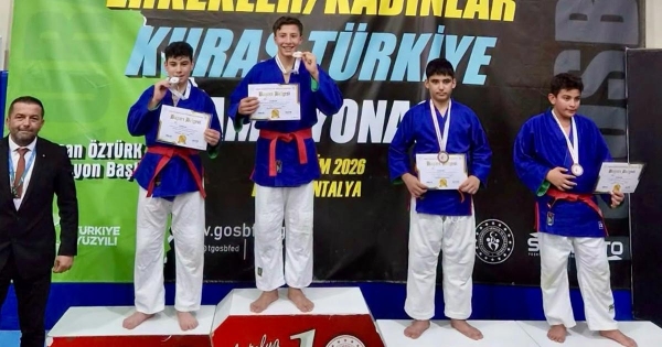 YAĞIZ ALP KURAŞTA TÜRKİYE ŞAMPİYONU