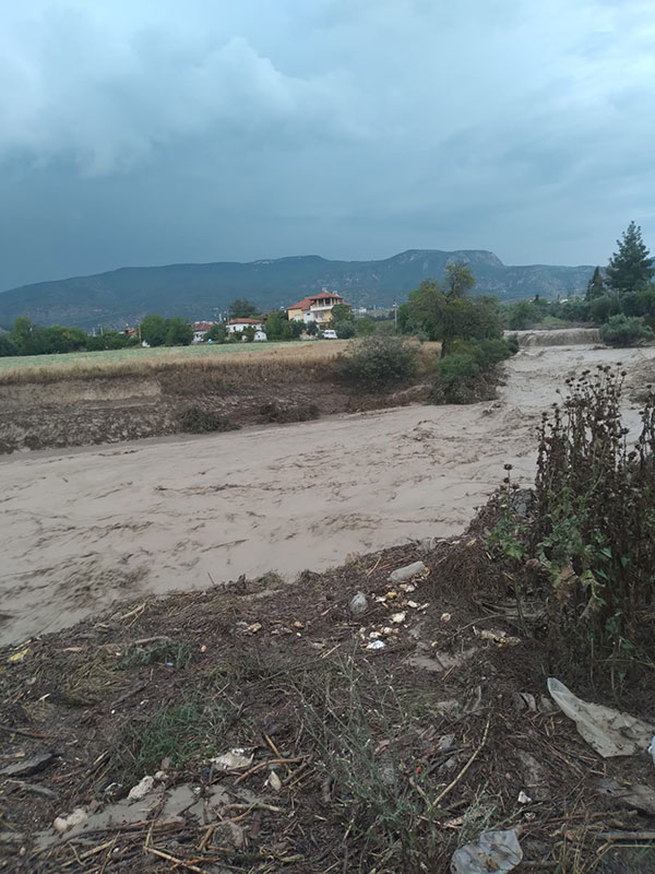 PAMUKKALE'DE EV VE ARAÇLAR SULAR ALTINDA KALDI