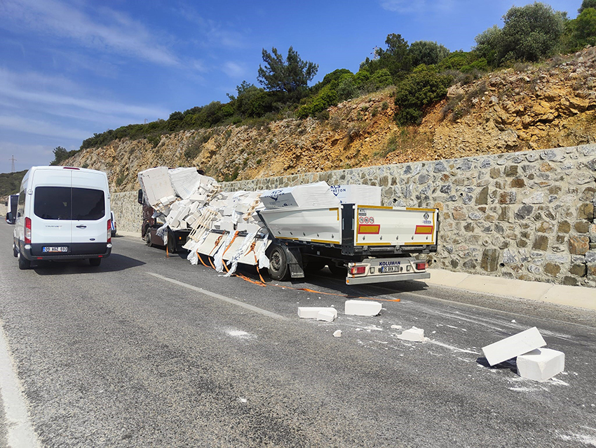 TIRIN DORSESİNDEKİ GAZ BETONLAR YOLA SAVRULDU, FACİA UCUZ ATLATILDI  